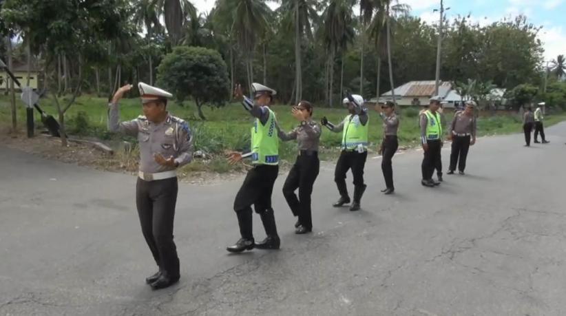 Aksi Unik Polisi Bertugas Di Berbagai Dunia